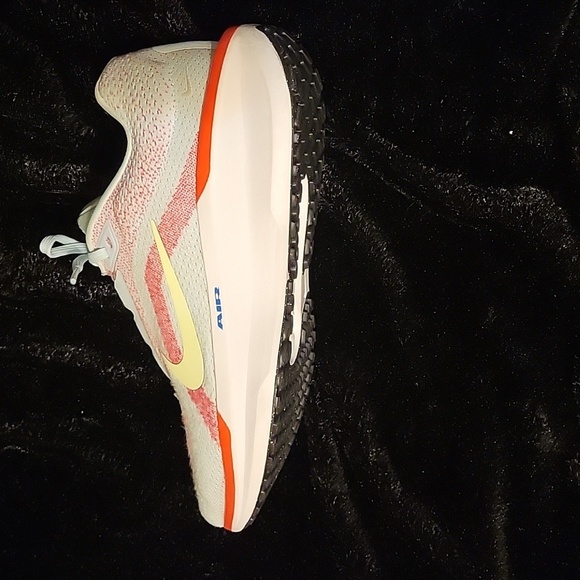 Nike Air Winflo Sneakers - Picture 10 of 16